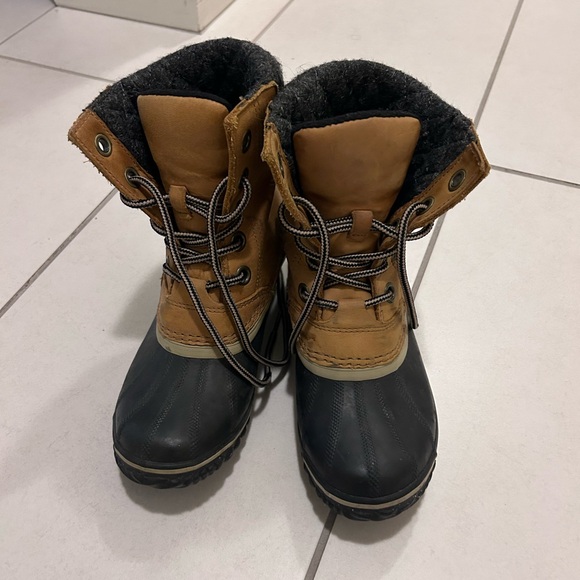 EUC Sorel waterproof boots. Size 6.5 - Picture 3 of 5